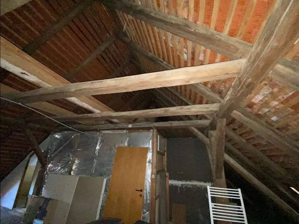 Dachboden mit Gebälk