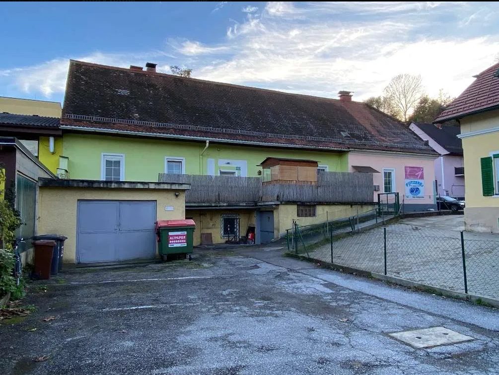 Hof mit Garagen und Parkplätzen