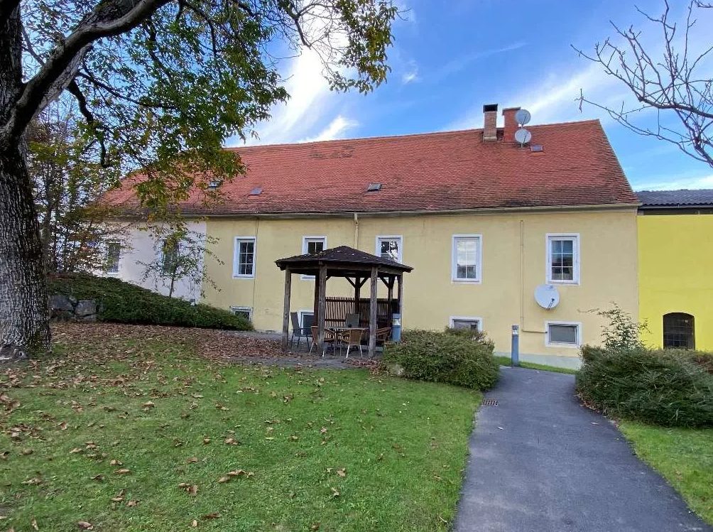 Innenhof mit Pavillon